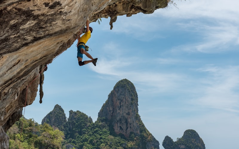 喜马拉雅山脉经典徒步路线，展示团队在高山营地搭建帐篷